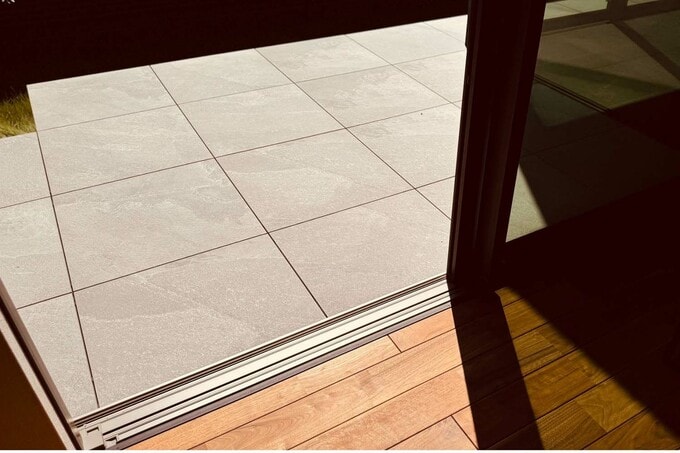 リビングの床と同じ高さのタイルデッキ