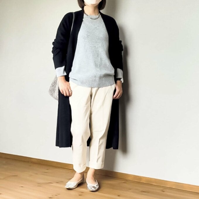 黒ロングカーディガン女性