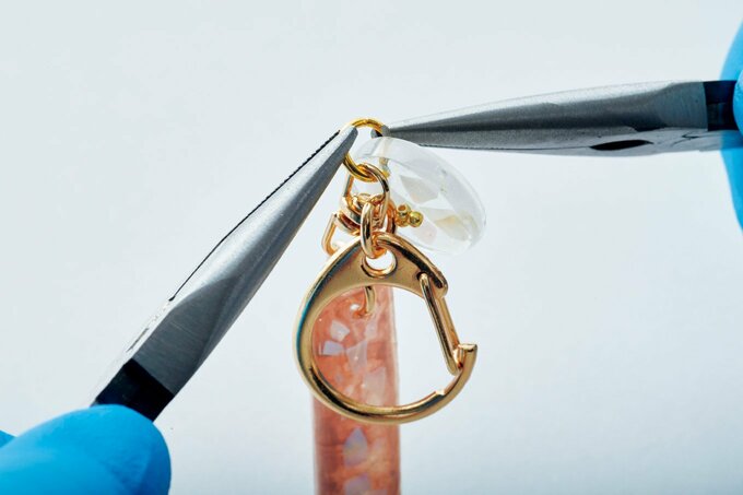 キーホルダーに丸いパーツをとりつける