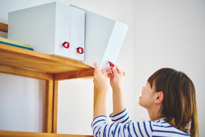 収納ケースを取り出す柳澤 舞さん