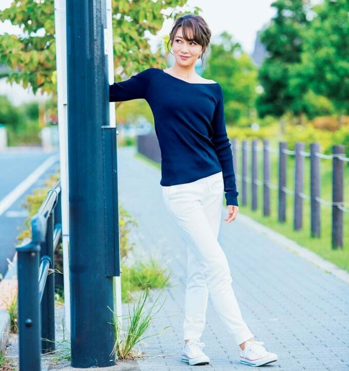 村田さん電信柱でストレッチ