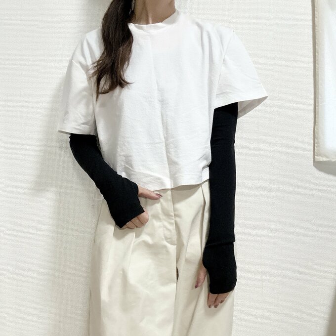 白Tシャツに合わせた様子