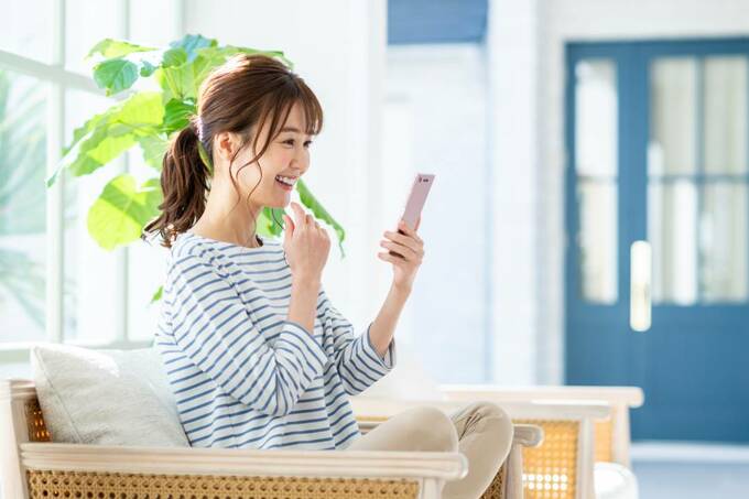 スマホを持つ女性