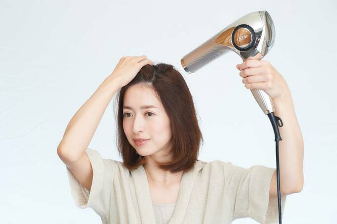 流したい方向と逆方向にドライヤーの風をあてる