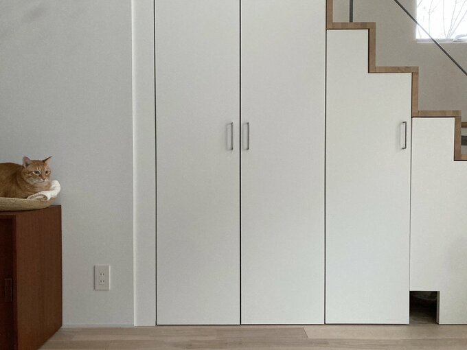 扉を閉めたクローゼット