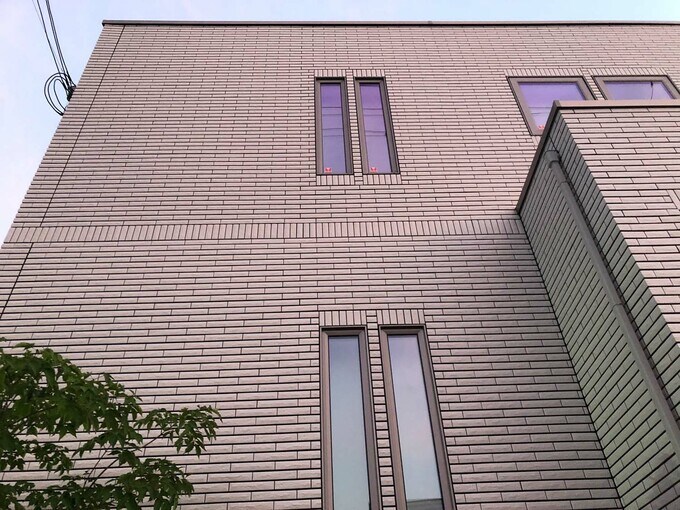 閉じられた印象の道路側外観