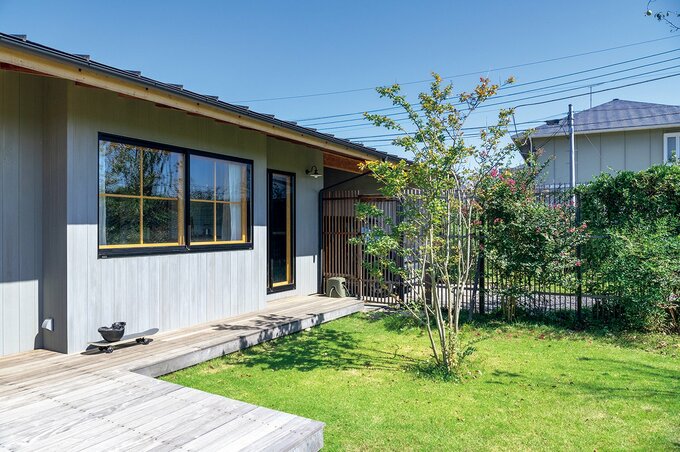 芝生と植栽の庭