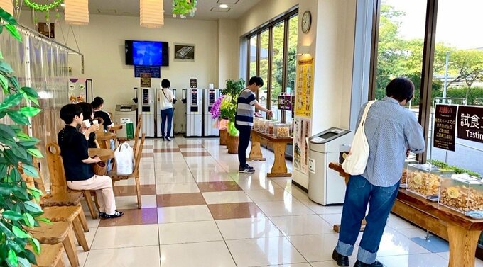 休憩コーナーには、無料のドリンクと日替わりの試食があります