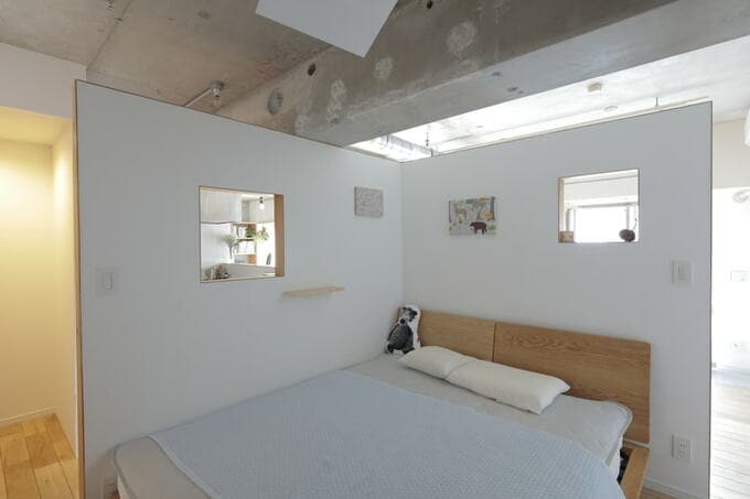 小窓のあるベッドスペース