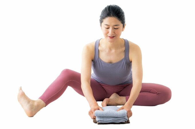 ひざを曲げ片足開脚