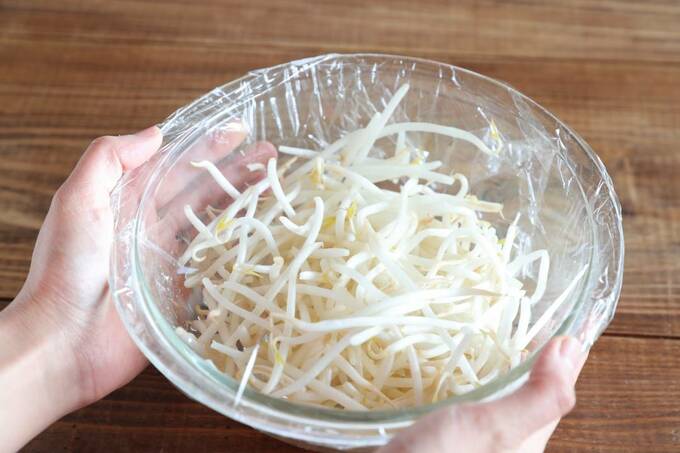 モヤシが入ったボウルにラップ