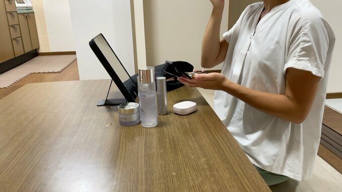 化粧をするみさきさん