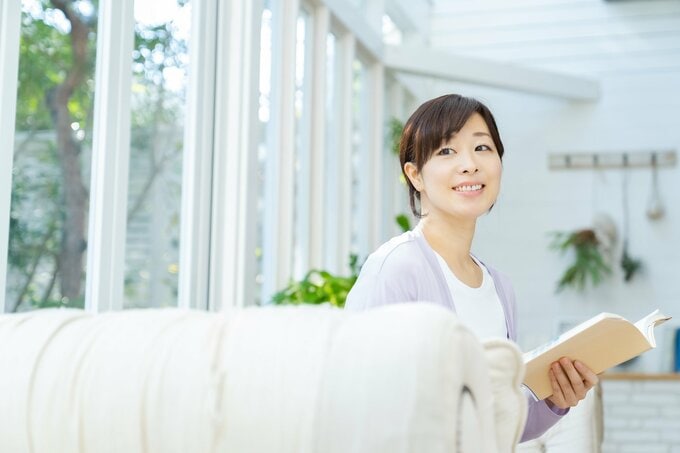 読者を楽しむ女性