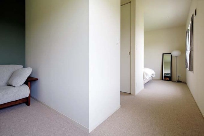 寝室をふたつに仕切る向かい合ったクローゼット