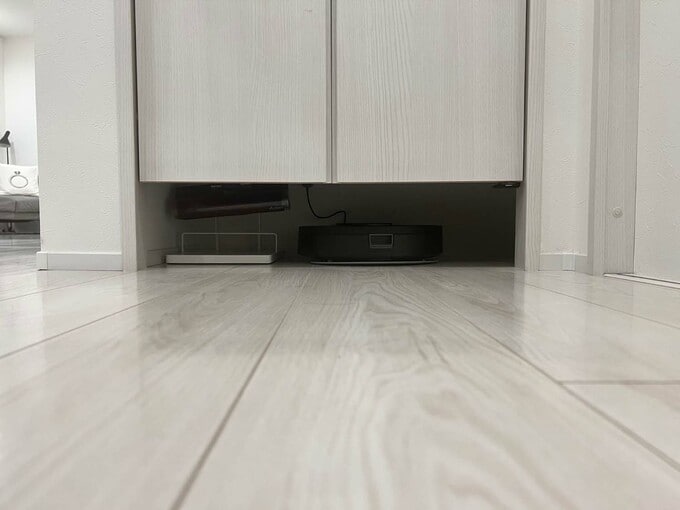 掃除機収納の扉の下をカット