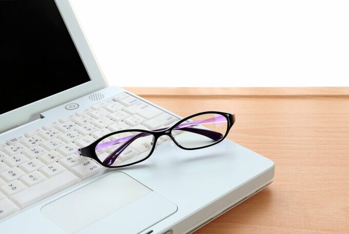眼鏡とパソコン