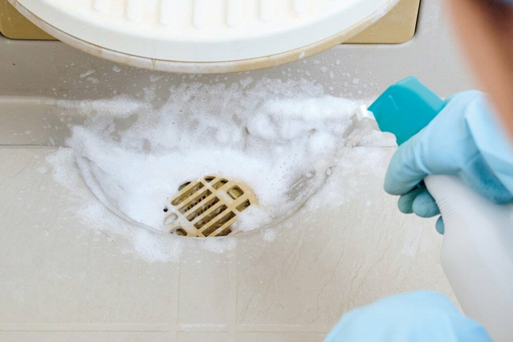 こすらずに「浴室がピカピカ」になる掃除術。ガンコなカビも“洗剤を塗り込んで放置”でつるんと解消：家事えもんさん直伝