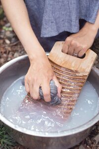 洗濯はお風呂の残り湯を使って手洗い