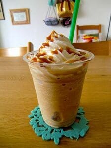 牛乳を凍らせるだけ スタバのキャラメルフラペチーノが100円でできた Esseonline エッセ オンライン
