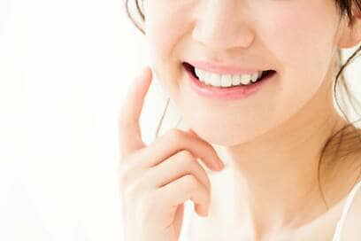 白い歯で見た目年齢マイナス5歳！歯の黄ばみを除去する方法と注意点