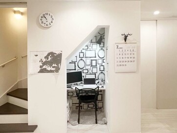 リビングの階段下をワークスペースに有効活用した間取り。家事や子育てもはかどる