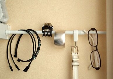 デッドスペースが生まれ変わる、100均の突っぱり棒の活用ワザ