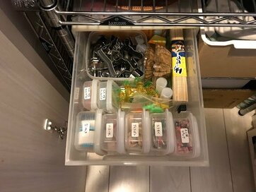 透明の保存袋と容器で引き出しが片づく！スッと取り出し持ち歩きも