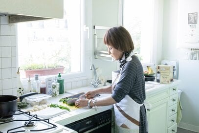 86歳、パリ在住がつくるこだわりのキッチン。ものの量は最小限で手際もアップ