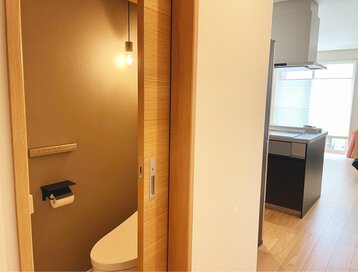 トイレが真ん中にある平屋の間取り。LDK＆個室からすぐに使えて、子育てにも快適