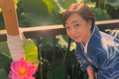 川上麻衣子さん流「50代からの浴衣」術。背筋が伸び、白髪混じりの髪にもよく似合う