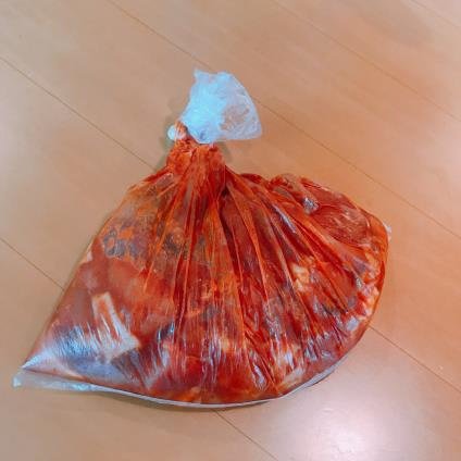 鶏モモ肉を漬け込んでいる様子