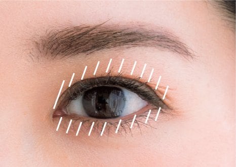 下まぶたもアイカラーで囲む