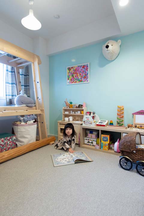 ミントグリーンのクロスで楽しげな子ども室