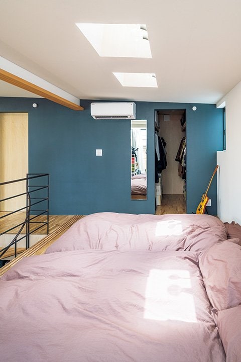 夫妻と長男が並んで休む子世帯の寝室