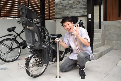 埋め込み式のポールを触るコジマジックさん