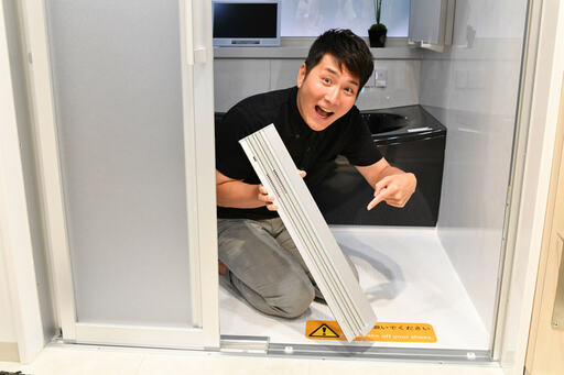 ドアのレールを外して指差す段