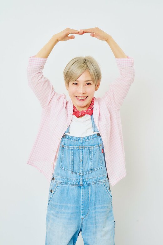 頭上で大きく丸をつくる化け子さん