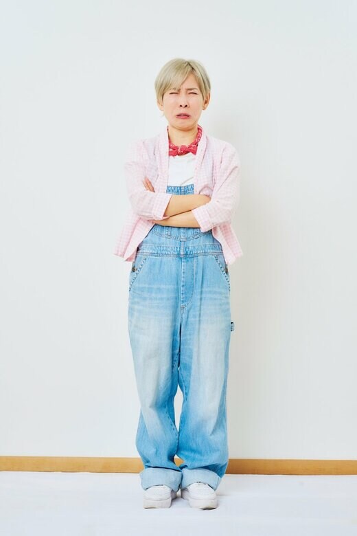 腕組みをして眉間にしわを寄せ、困り顔をする化け子さん