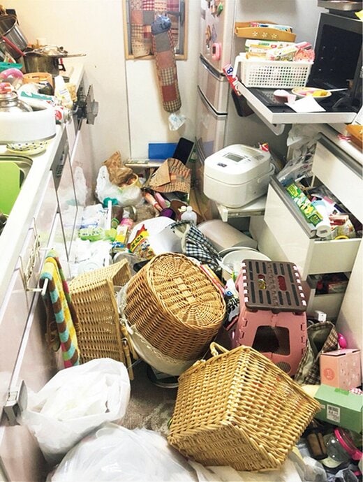 物が散乱したキッチン