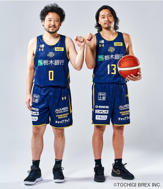 田臥選手と渡邊選手がグータッチしている様子