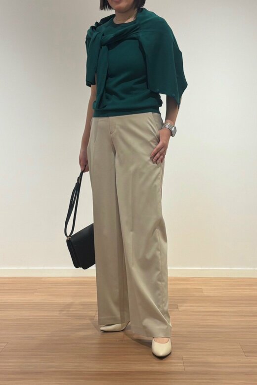 カラートップスをあわせたパンツコーデ