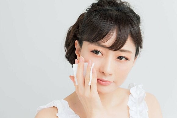 コットンを頬に