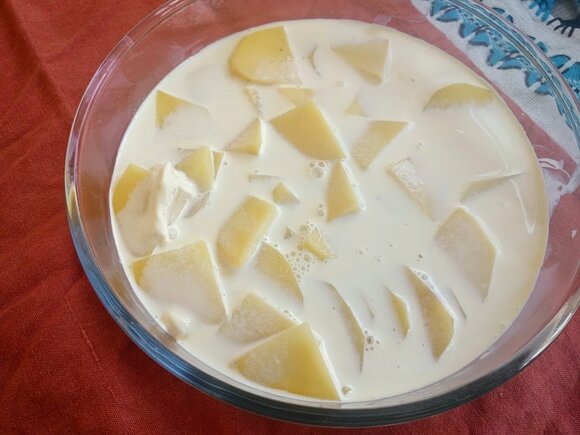 牛乳をかけて塩コショウ