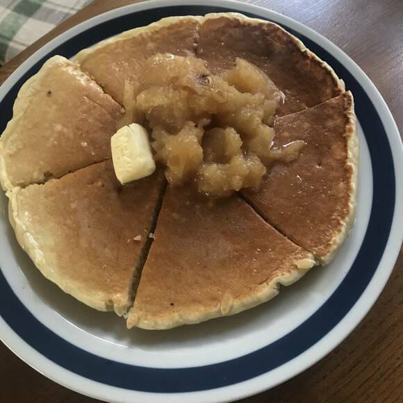 ホットケーキの上に煮たリンゴ