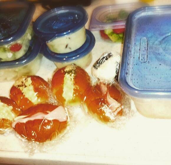 ラップに包まれたパンなど