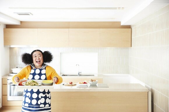 パサつきがちな鶏胸肉は、繊維を断つように切って片栗粉をまぶせば、牛肉に負けない極上のやわらかさに。