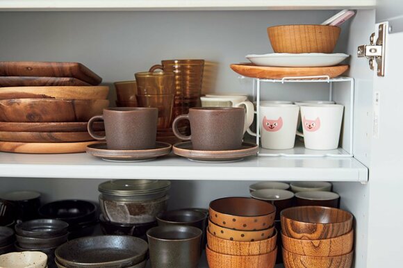 ゴチャつく色つきや木製のものは下の開き戸棚に