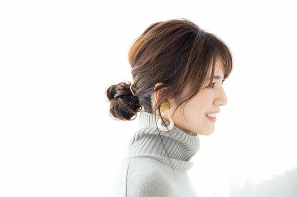 横向きお団子女性
