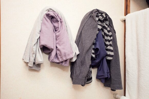 繰り返し使うものはかけるだけの収納に