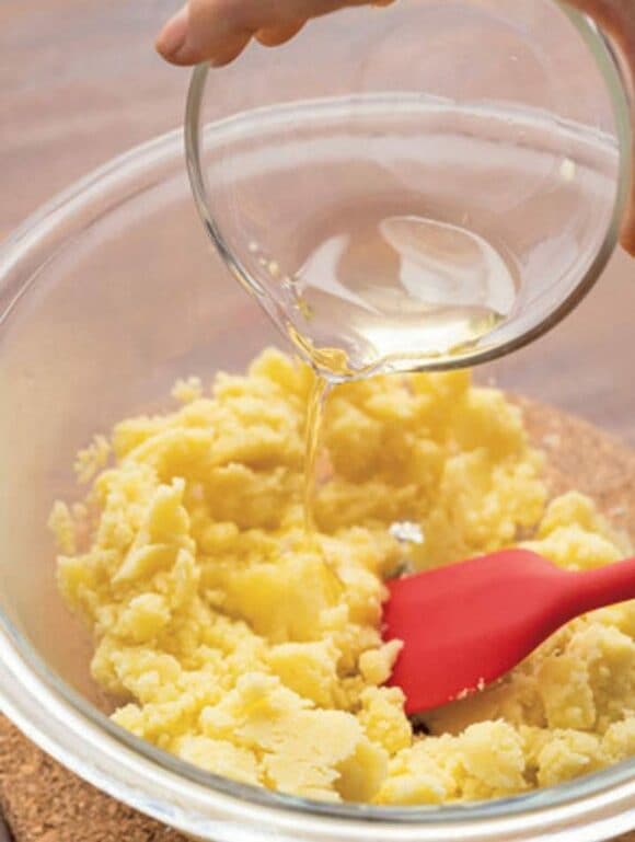 栗きんとんをボウルで混ぜるところ